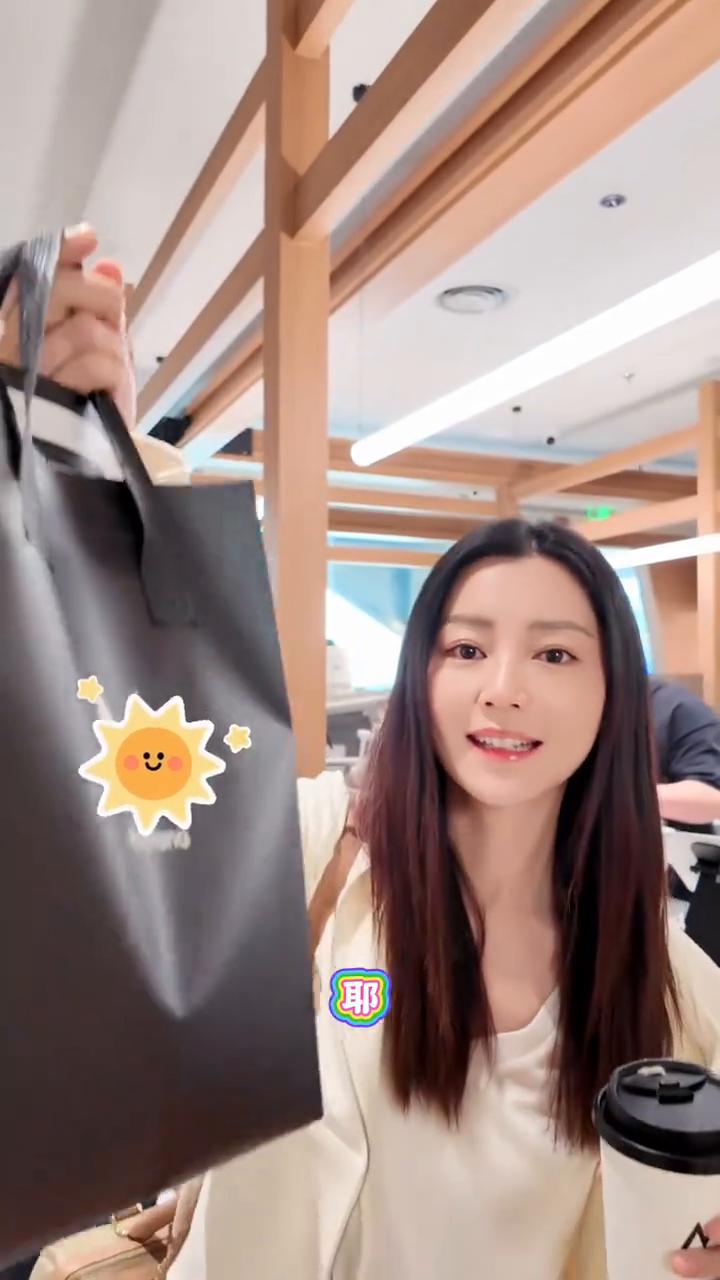 英皇工位游记。
上班卡。哈喽，好帅kenny。和大师兄合照。我今天要请同事们喝咖