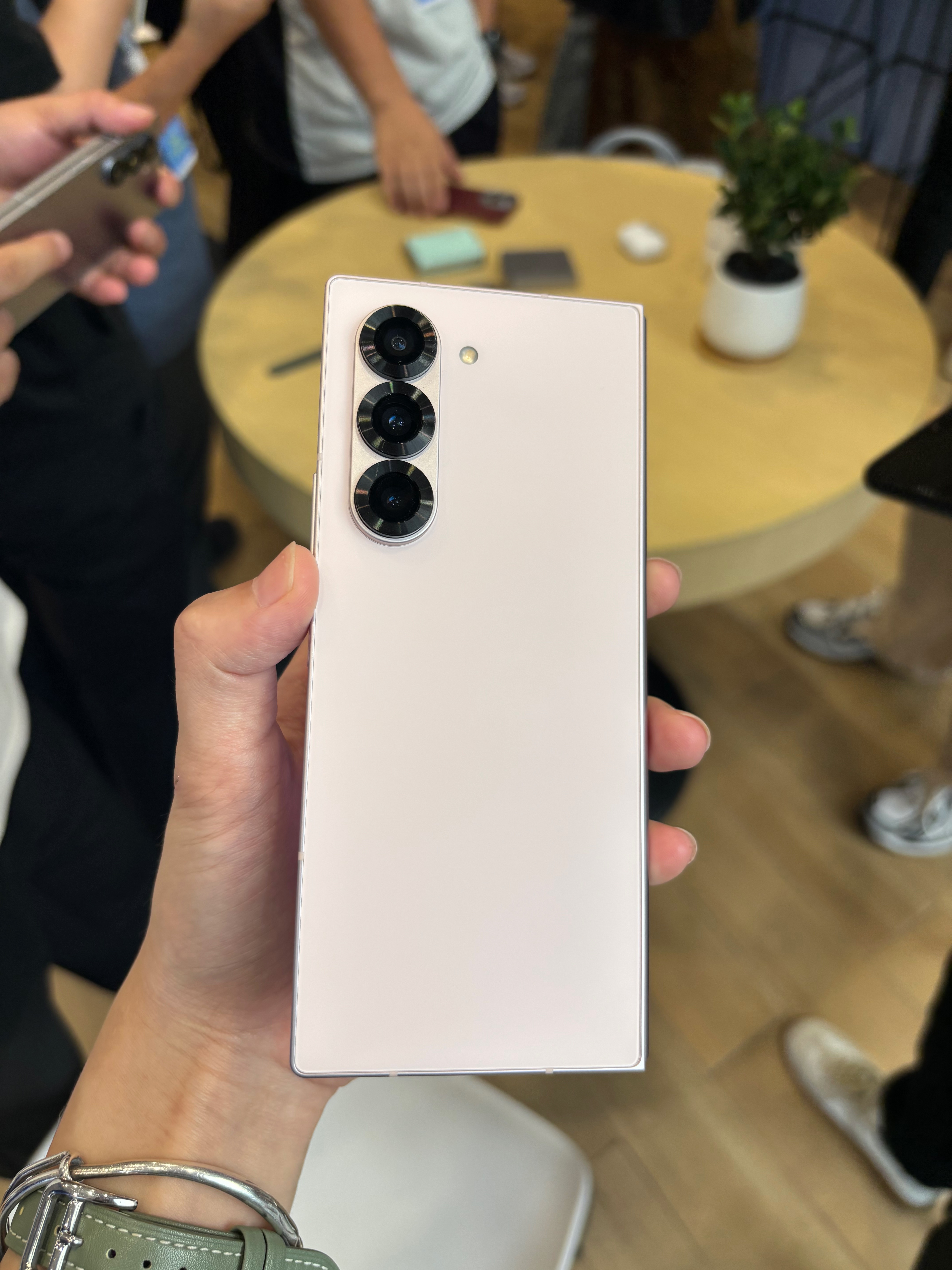 去上海南京路的三星旗舰店里体验了这次Galaxy 全系列新品，店里的人真的很多，