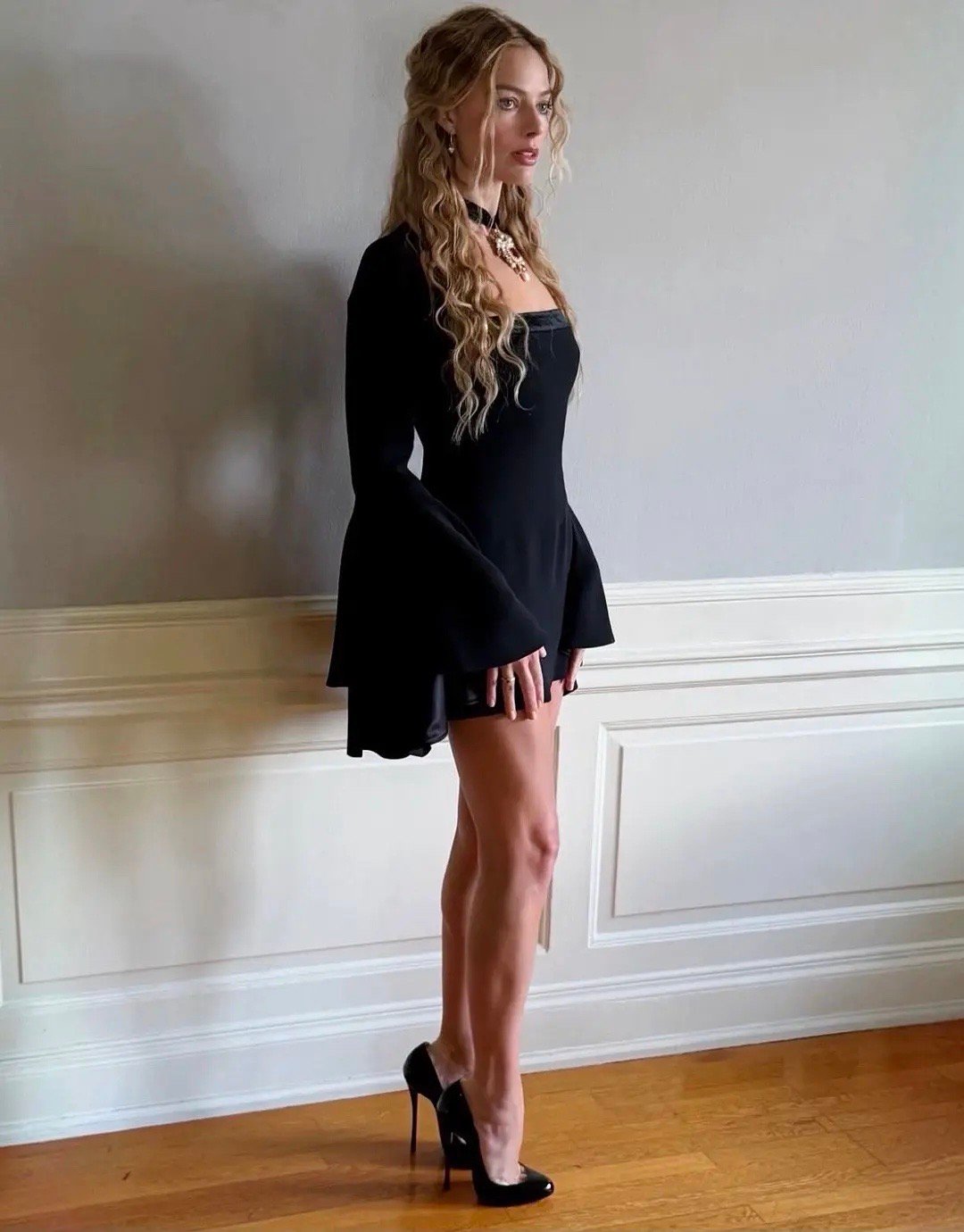 好讽刺啊。。。演芭比时候让脚后跟落地。。宣传呼啸山庄却再穿上刑具。。宣传照片甚至