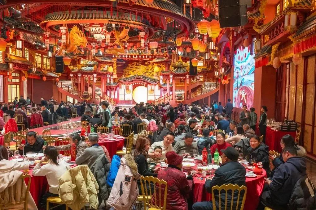 今年春节期间，全国多地景区和商圈再现“人人人人人你人人人人人”景象。
据权威数据