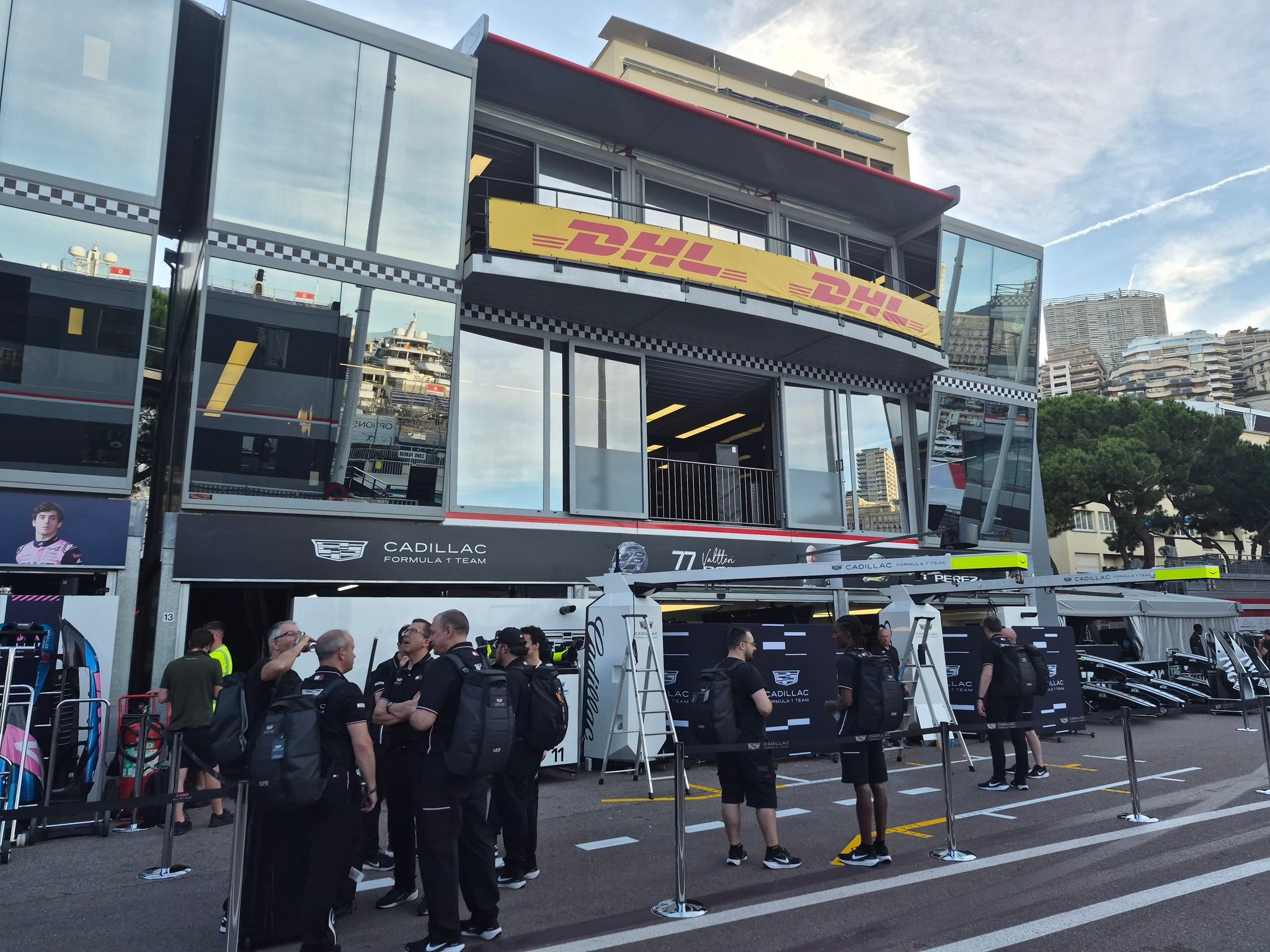 凯迪拉克F1车队首次来到摩纳哥在全年最拥挤、空间最受限制的维修区之一，他们居然成
