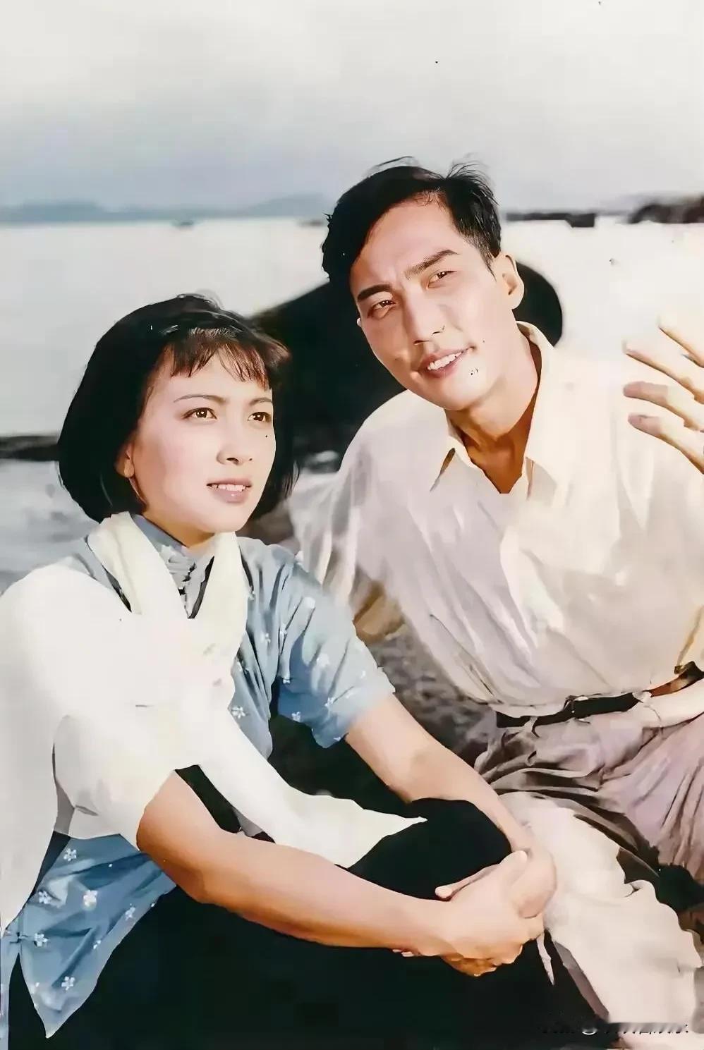 两位都是知名的艺术家，左边是谢芳icon，右边男演员是谁呀？记得看过他们演过的影