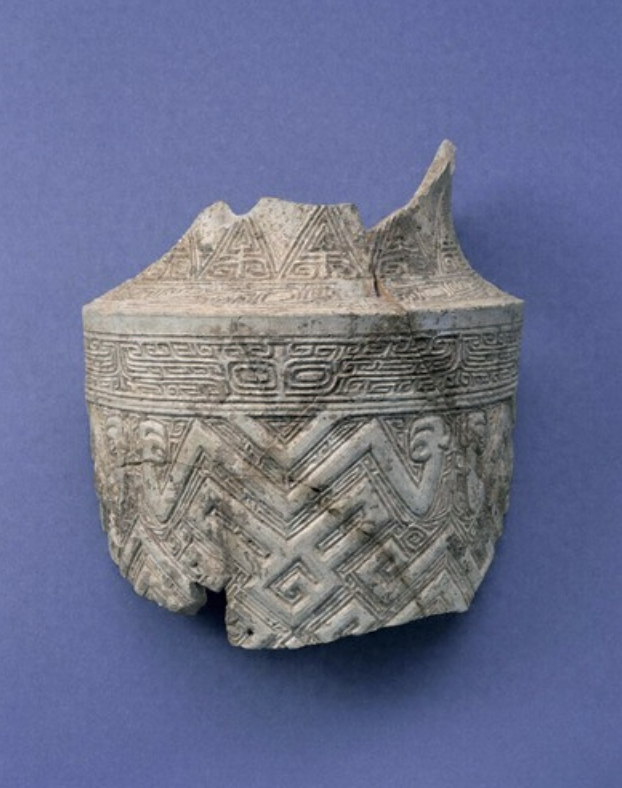 日本东京艺术大学美术馆藏商代的白陶云雷纹罍残片 