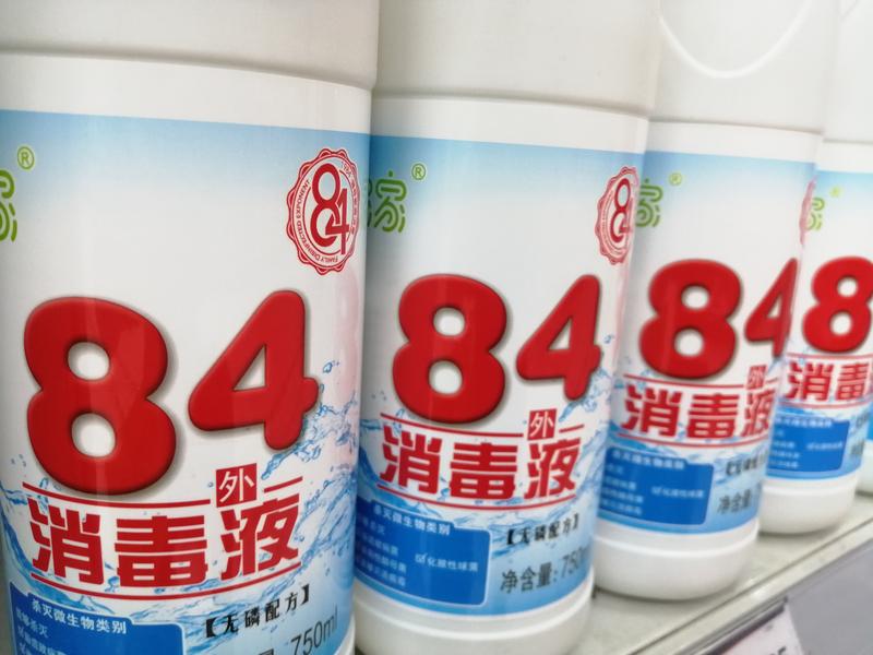 用84消毒液清洗水壶？郑州一男子在合记烩面众（意路店）就餐时喝到水壶里的水后食道