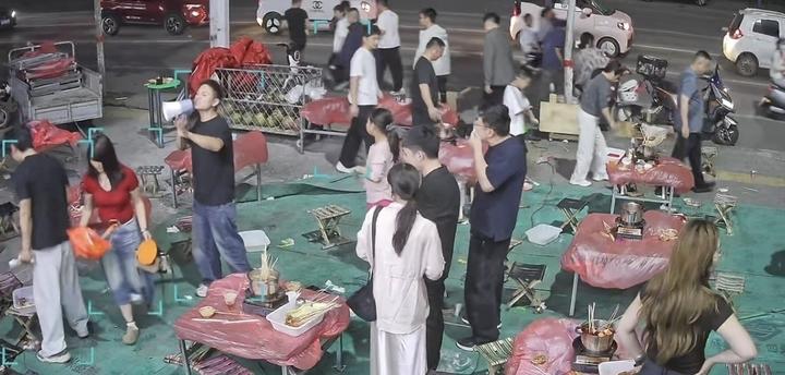 4月19日晚7点20分，菏泽市东明县曙光路与向阳路交叉口的五毛串串火锅店，正处于