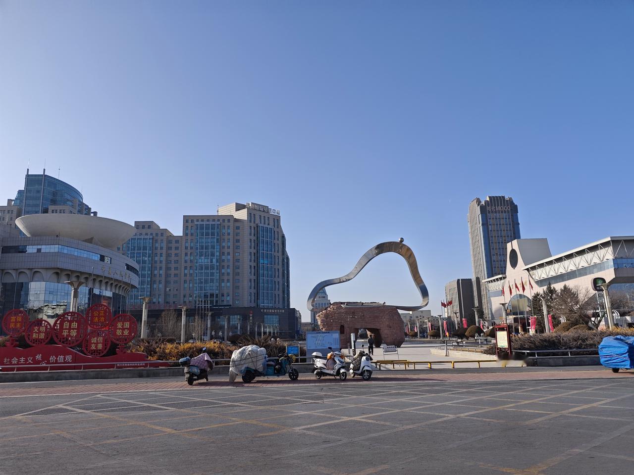 春节临近，年味儿上线，氛围感已拉满。我们不但生在红旗下，而且还长在春风里，我们的