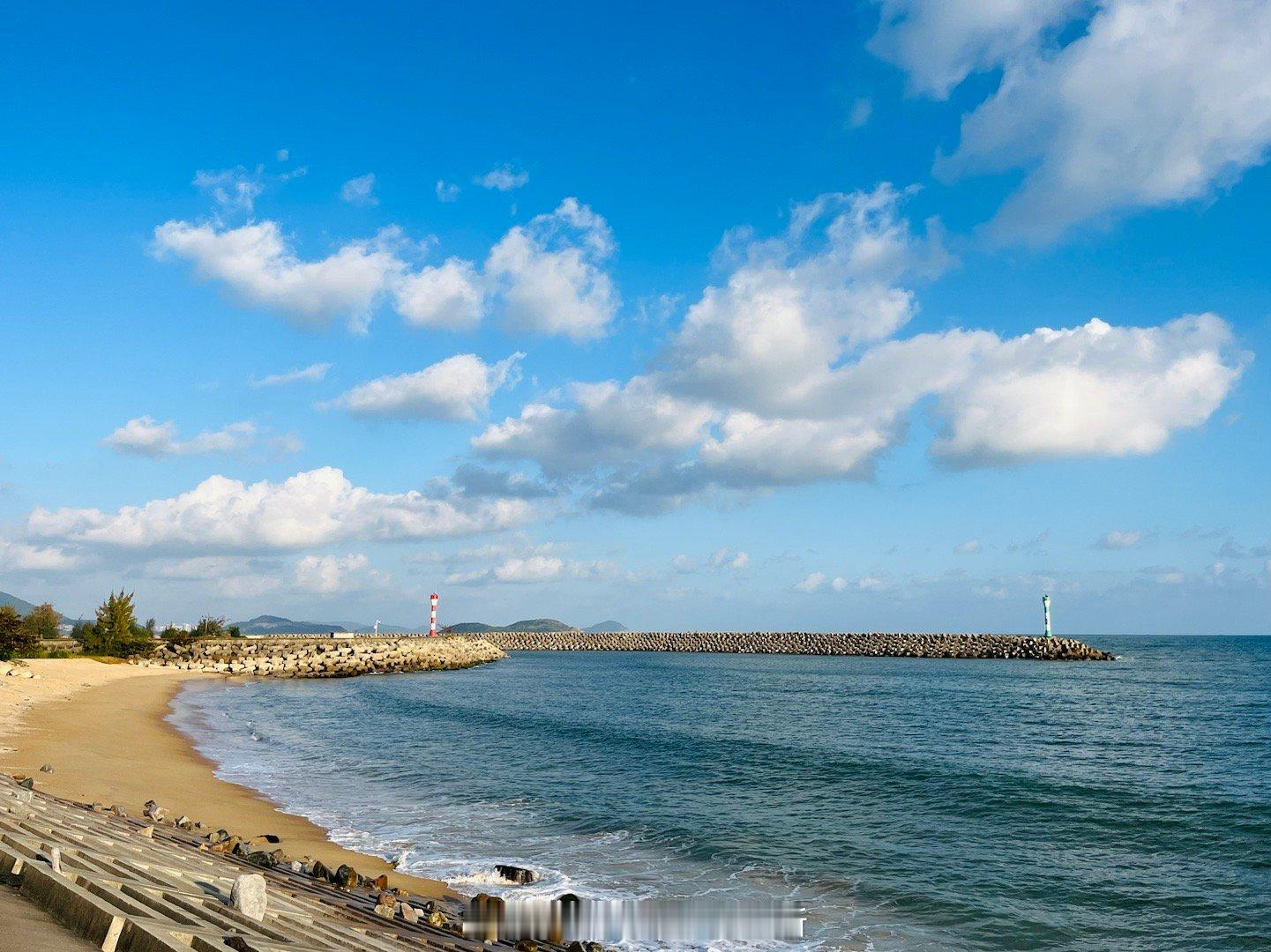 海南万宁石梅湾，椰林秀美、海水清澈，碧海银滩与奇石岛屿相映成趣，晚霞映照下的沙滩