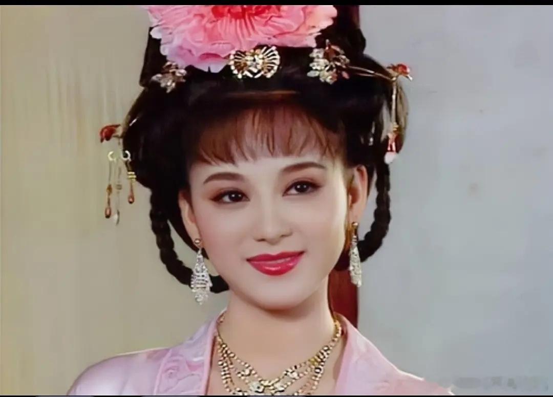 现在看以前古装剧服化也还好主要还是脸型圆润饱满能撑起来，现在太追求v字脸过瘦没古