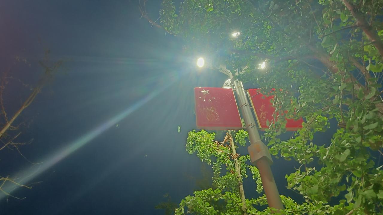 深夜二点  雨水肆虐
我仍旧无一丝睡意
抖音  头条  音乐  微信
来回跑了一