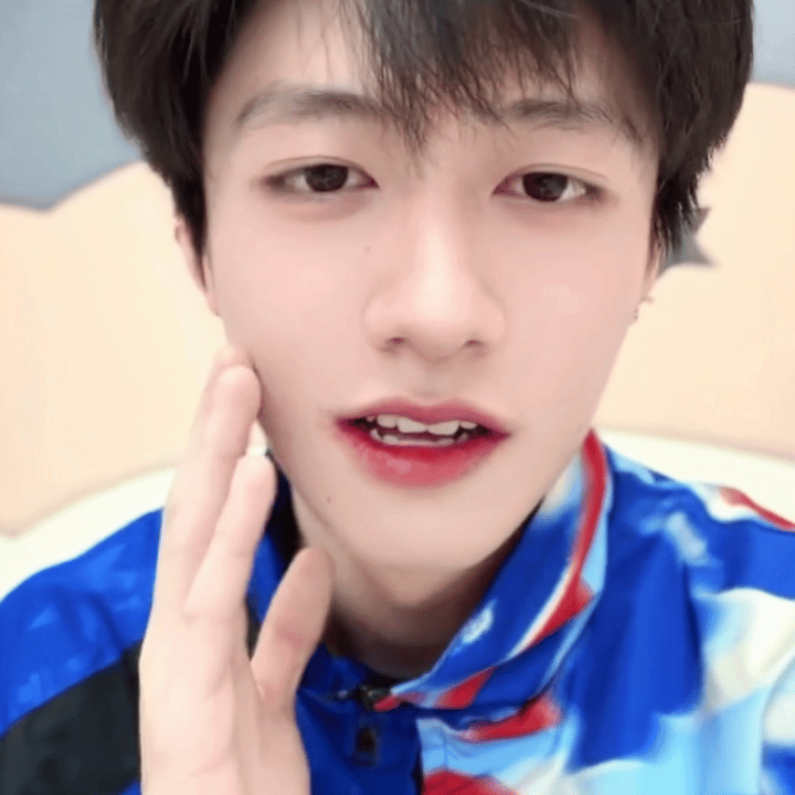“就是我上次拔了这两颗…”猫爪戳戳 “我感觉这边肿了一点🥺”猫爪轻轻哒哒 “但