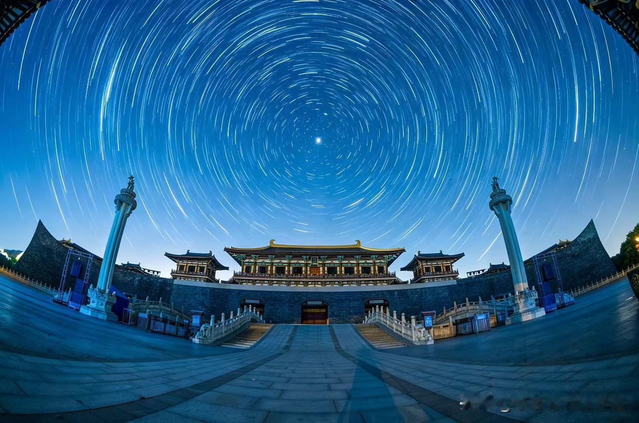 前几天襄阳观星指数冲到78，天气通透得很，冲唐城拍星空。

傍晚等到天黑，站在城
