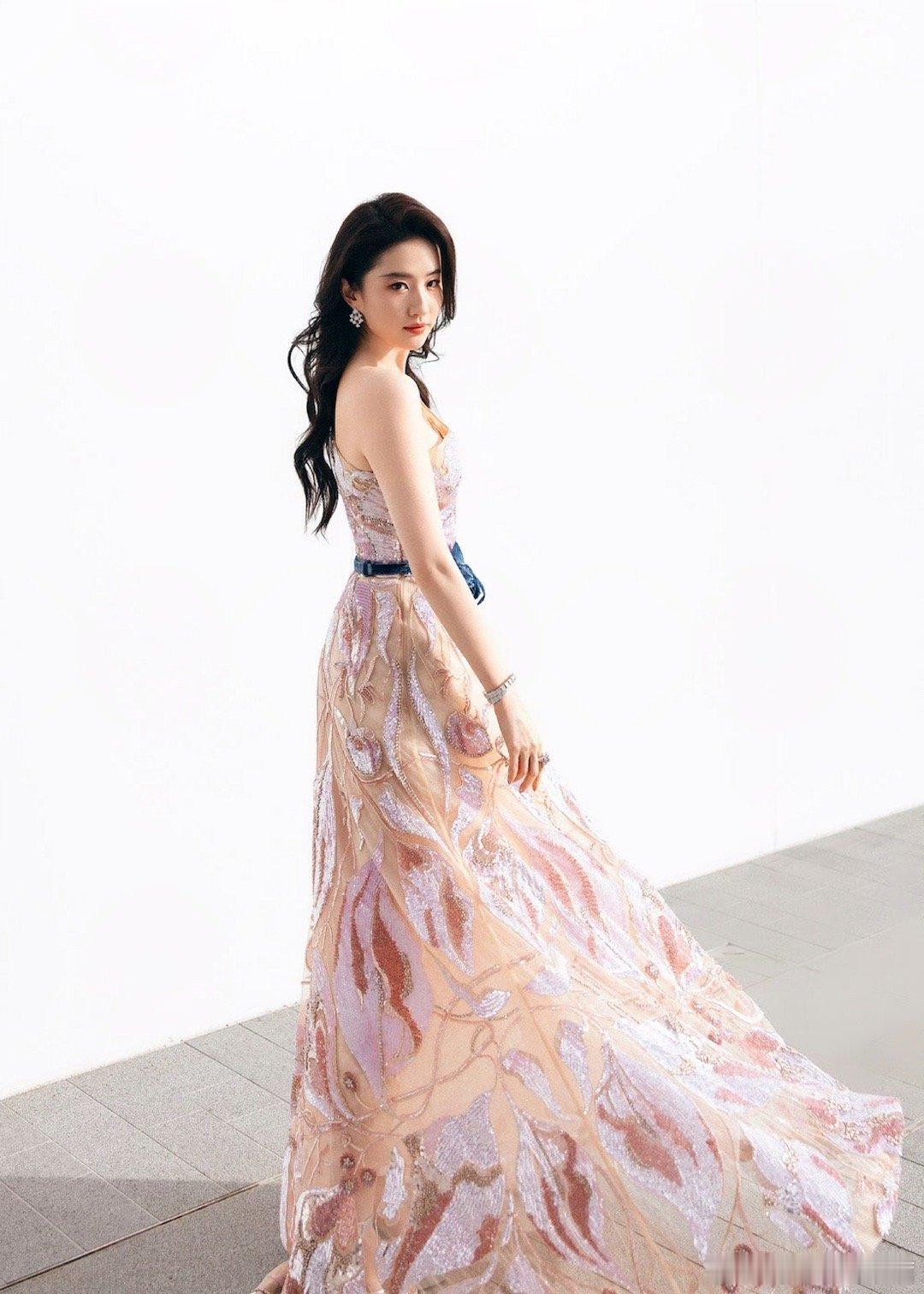 刘亦菲人鱼姬礼服造型惊艳亮相，这颜值这气质，简直美到犯规！刘亦菲身着一袭渐变人鱼