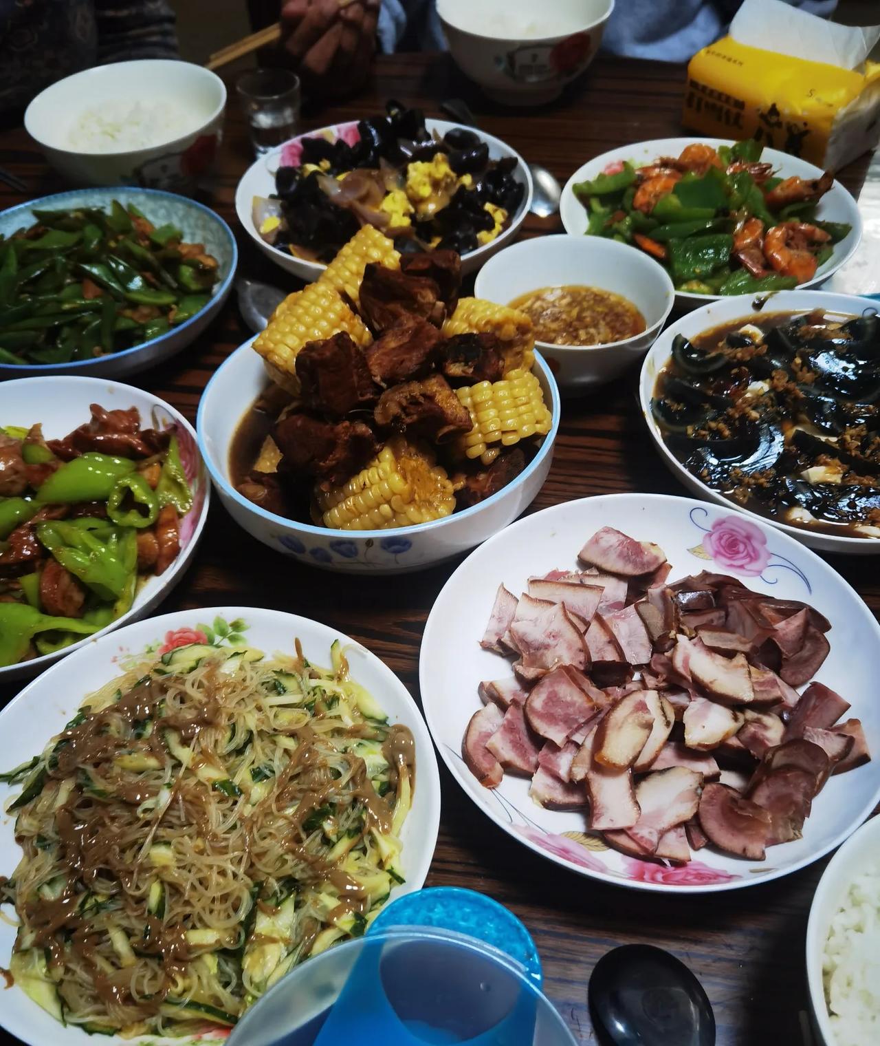 姑爷来接闺女回家 昨天晚上准备了几个菜，焖米饭，我发现都喜欢吃凉菜，最后黄瓜粉丝