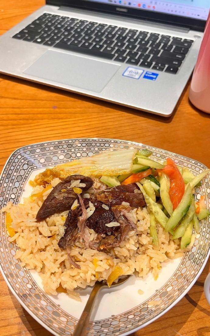 今天超级幸运，蹭到了学生妈妈亲手做的抓饭！刚出锅的米粒油亮松散，胡萝卜软糯香甜，