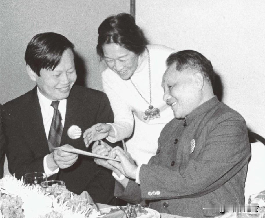 先生103岁溘然长逝，举国悲痛，这是杨振宁在1979年于美国留下的珍贵照片，那个
