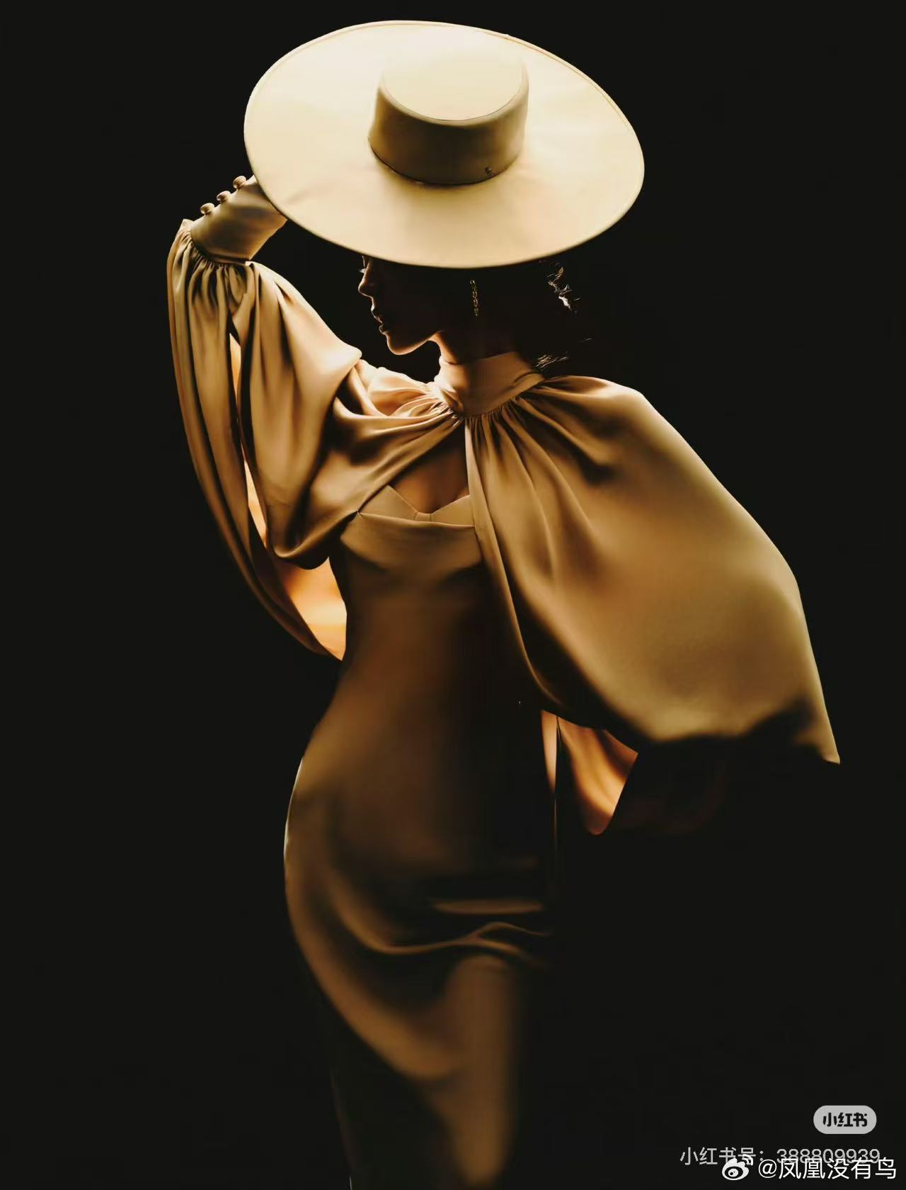 真的服了，娜扎是怎么做到每次亮相都长这样的！！这组图每一张都能直接当老电影海报用