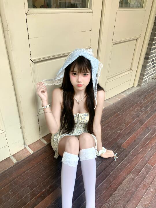그리움이 눅눅한 엽서 같다