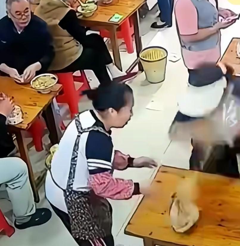 上菜时拍顾客肩膀提醒，一女子突然暴怒起身，
盘子将砸向老板，老板说胳膊被砸青，未