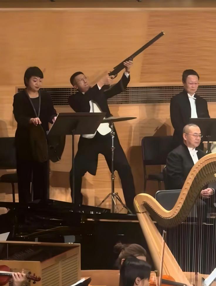 谁能想到交响乐的 “乐器” 里居然有猎枪！
辽宁交响乐团名场面来了，演奏小约翰・