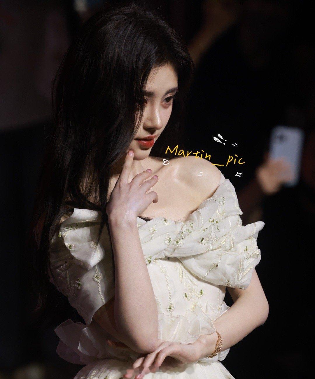 #鞠婧祎[超话]# 鞠婧祎Vogue走秀高清生图鞠姐化身吊系公主，鞠姐香肩我直接