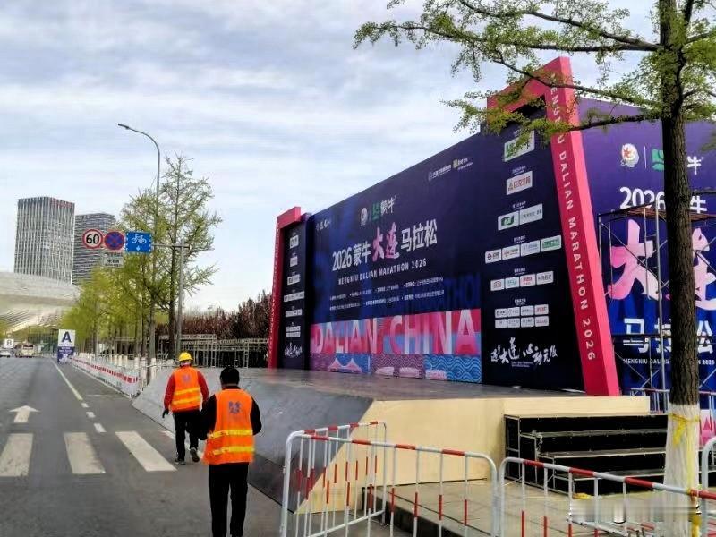 今明两天晴暖，周日小雨，助力马拉松[烟花]！

今天是 24 日星期五，
还有两