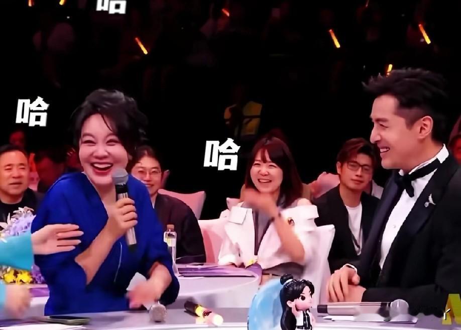 湾区晚会闫妮老师又来了，主持人蓝羽问她今天有没有她在乎的人在这里，闫妮笑着表示老