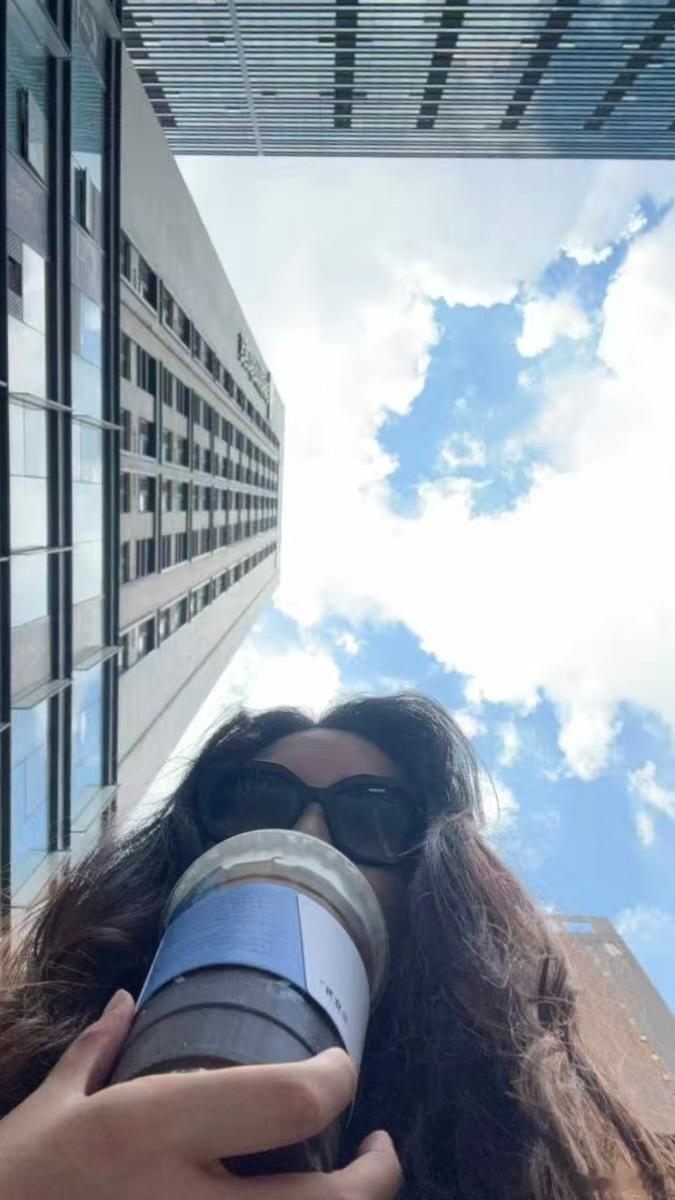 天气超级好，享用咖啡和蛋糕，生活非常幸福 