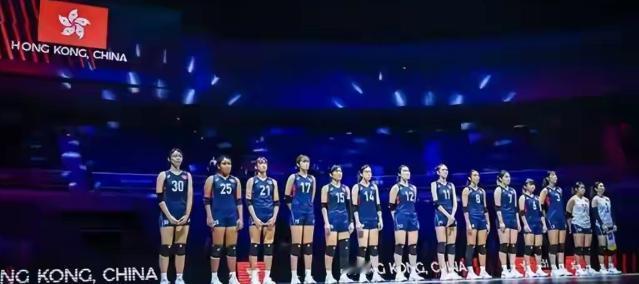 终于明白中国香港女排为啥敢这么干了？看她身边站的教练是谁，瞬间懂了！


这名教