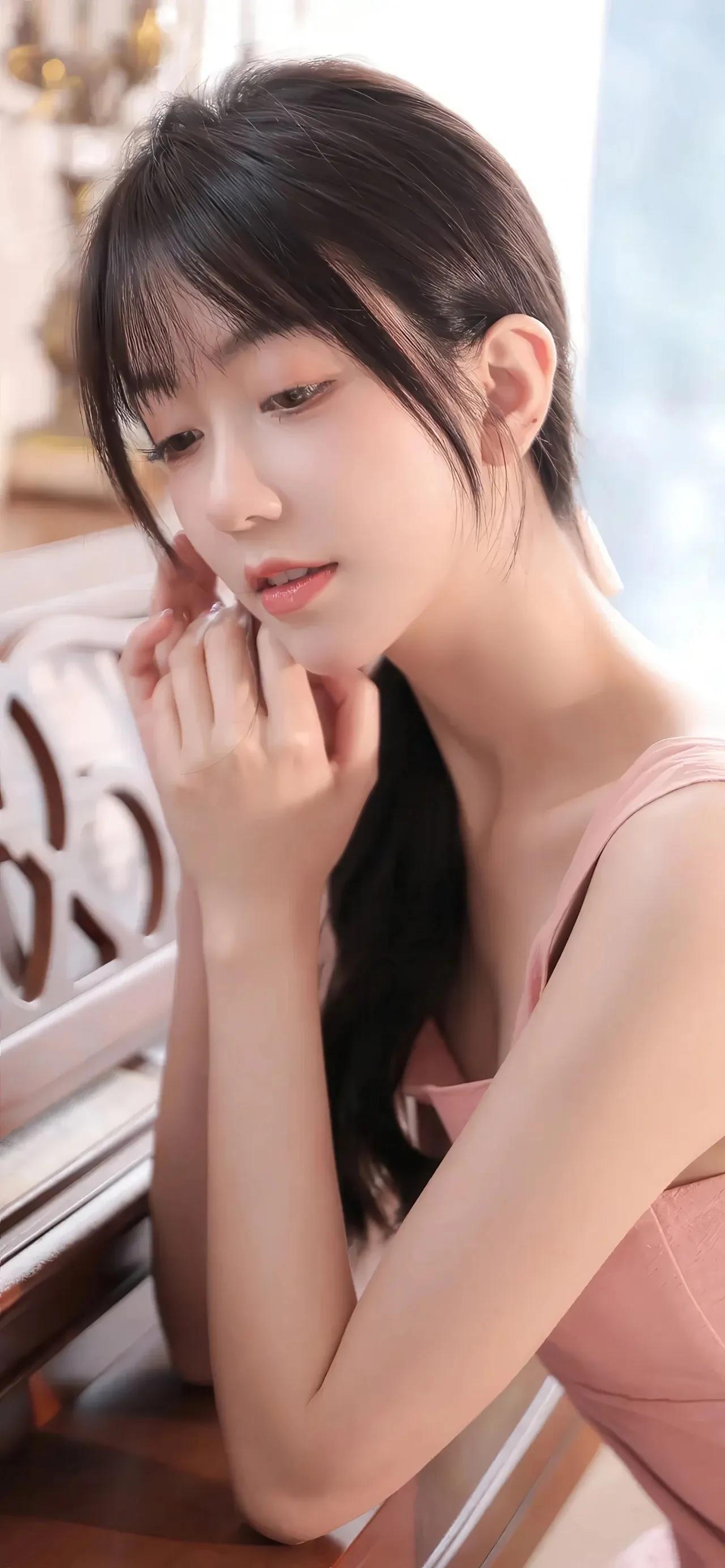窗前美人倚，轻抚鬓发间。粉裙花影 林间粉裳美人 粉裳倚秋韵 窗前花影 紫裙眺望 