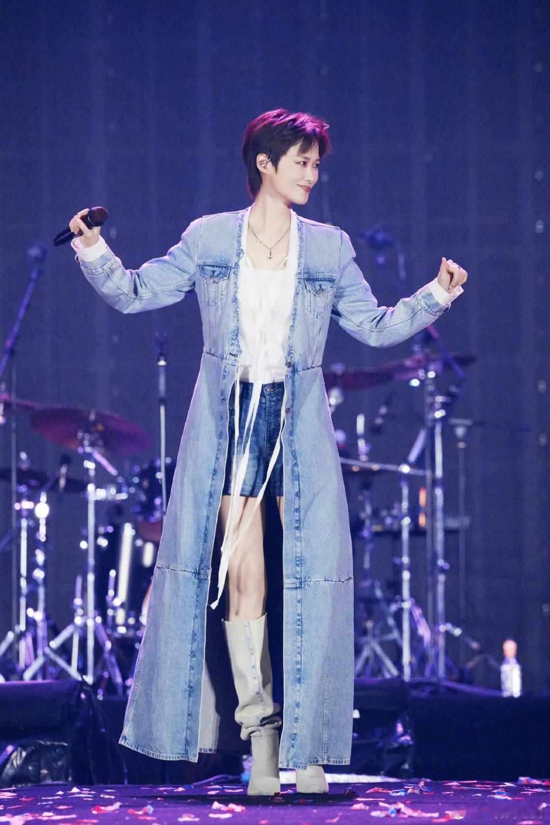 李宇春旅综首秀李宇春向野的我们 全新户外真人秀《向野的我们》开启录制，李宇春献上