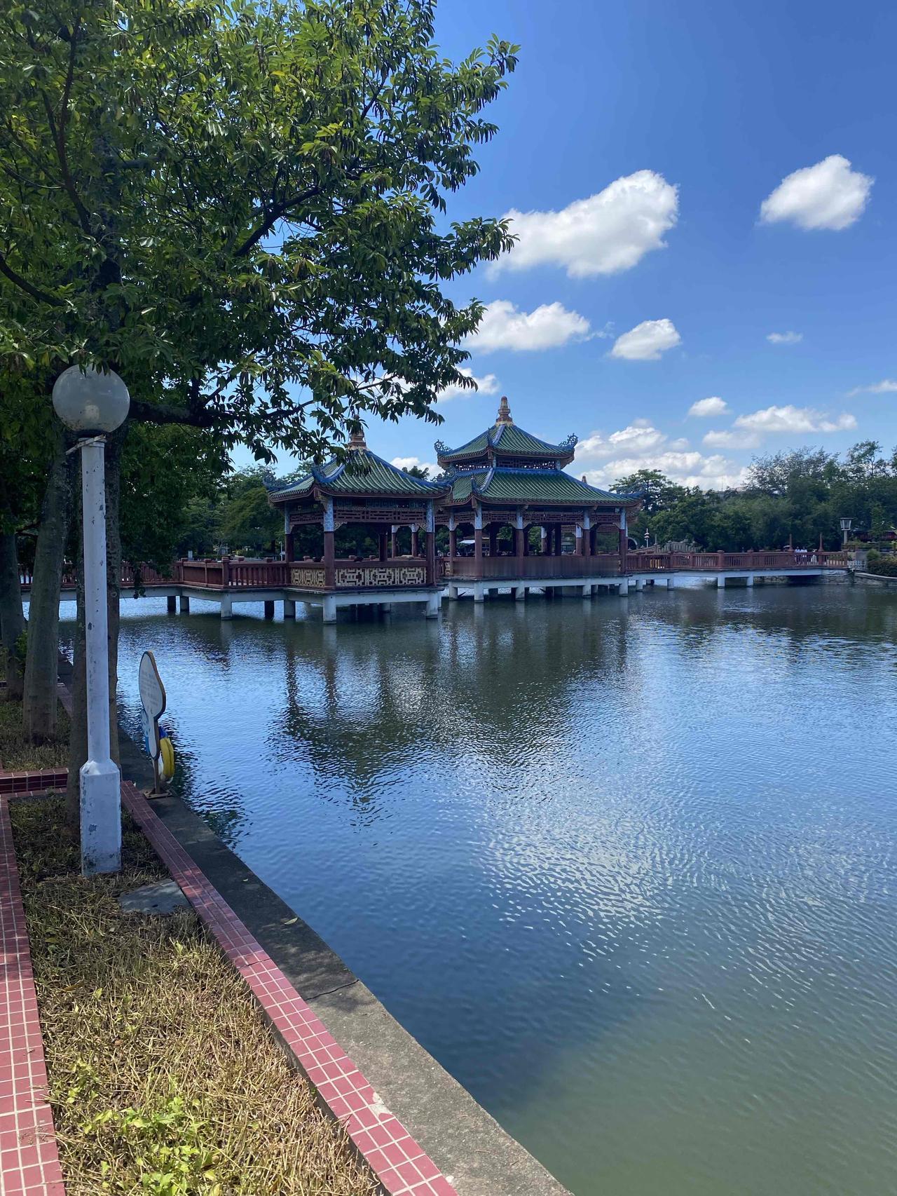 一对80岁的游客找导游陪游，没人愿意接，善良的小华接了这个活。
小华扶着老人去各