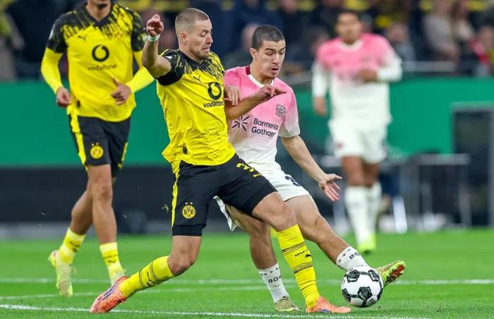 5-4！3-1！欧洲足坛疯狂一夜：巴萨逆转马竞 曼城19连胜 多特出局
北京时间