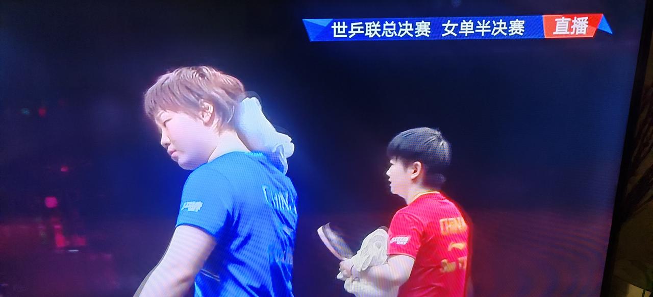 惊爆！孙颖莎女单因伤退赛！不知稍后能否出战混双决赛。
在孙颖莎与蒯曼的半决赛中，