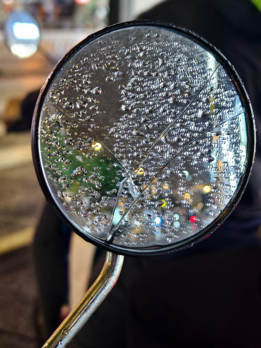 冰冷的雨夜回家路有虞书欣的新歌 《最是人间留不住》做伴～ 