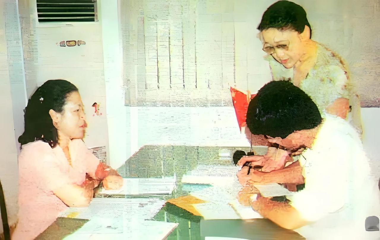 1998年，演员陈冲于广西南宁领养了一对双胞胎姐妹，镜头中是办理手续时，一张珍贵