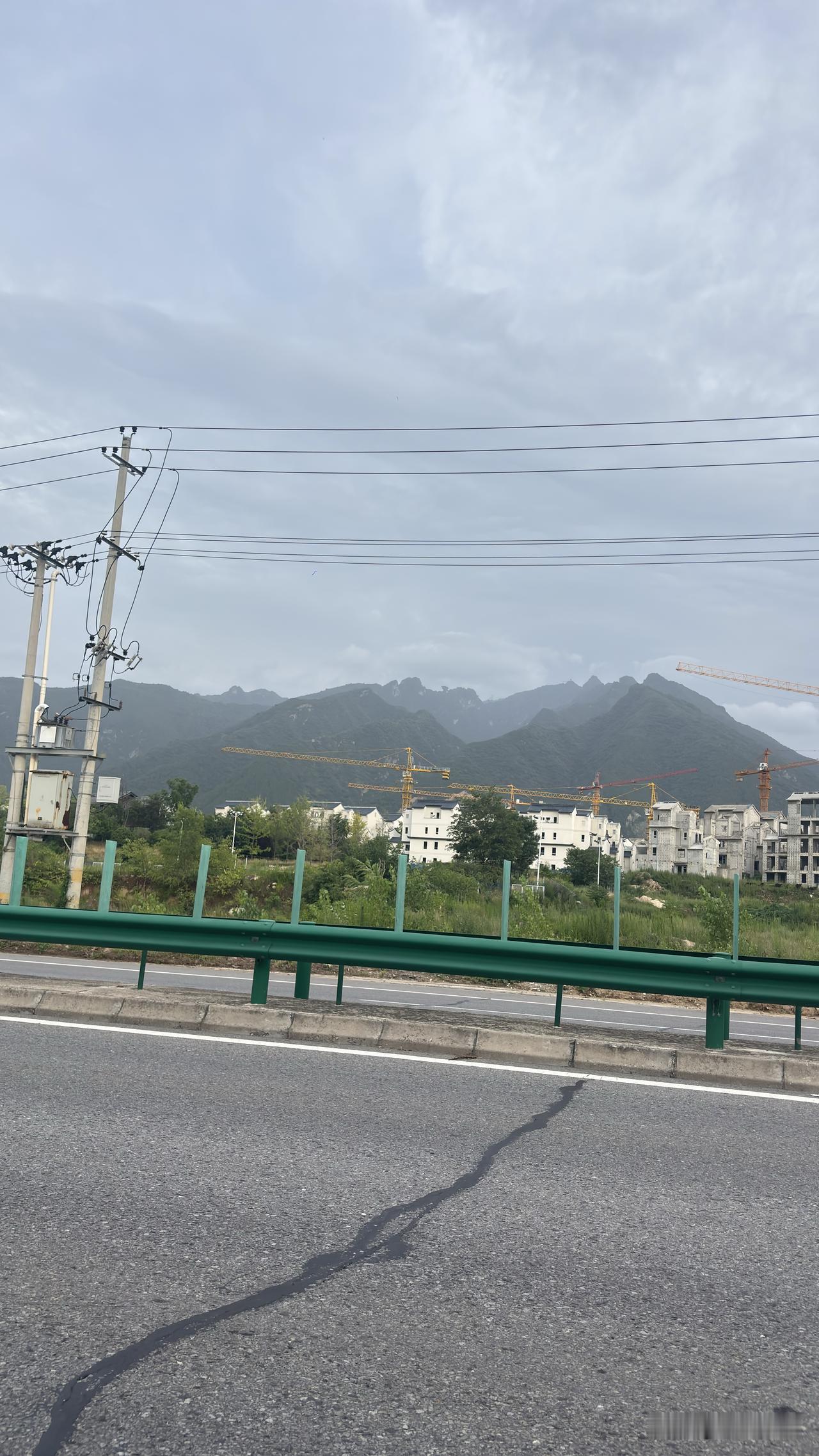 渭南长寿坡村附近这白色房子，这是给村民盖的别墅还是企业开发的地产项目？310国道