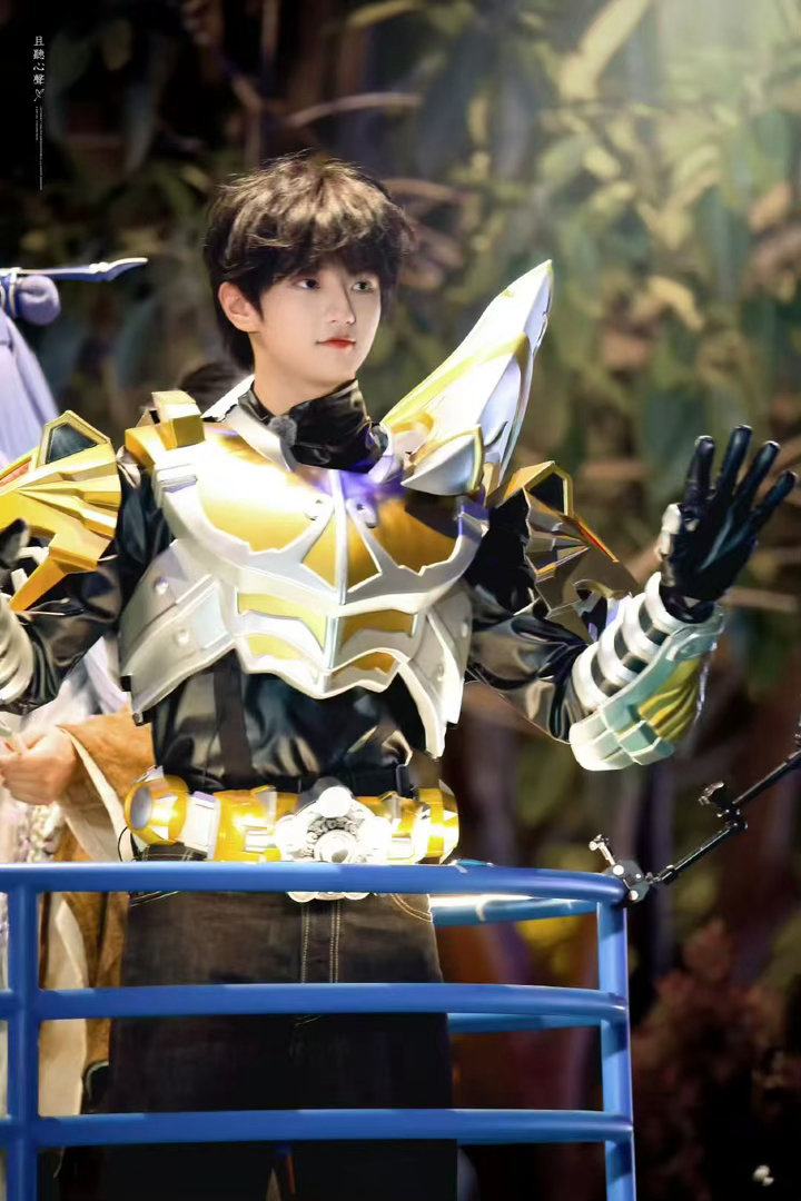 铠甲勇士热播时穆祉丞才两岁周五晚高疯 穆祉丞穿上帝皇侠铠甲的那一刻，谁能想到铠甲