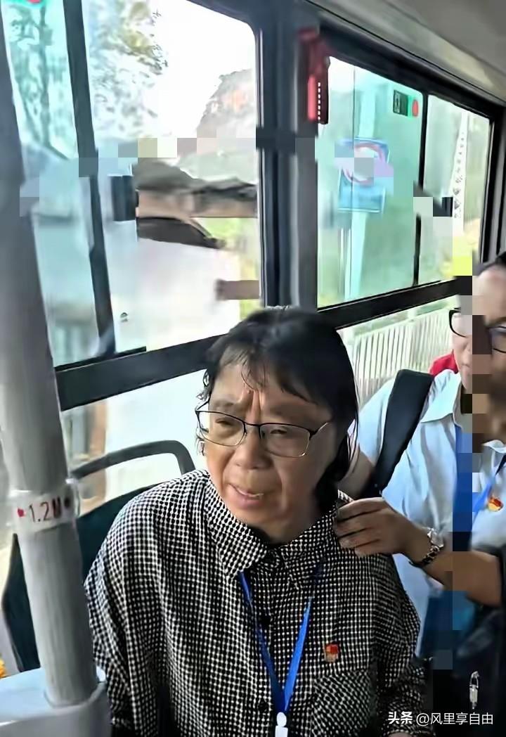 张桂梅女高今年又全员上岸了。100个山里姑娘，一个不落，全考上了。查分那天，张桂