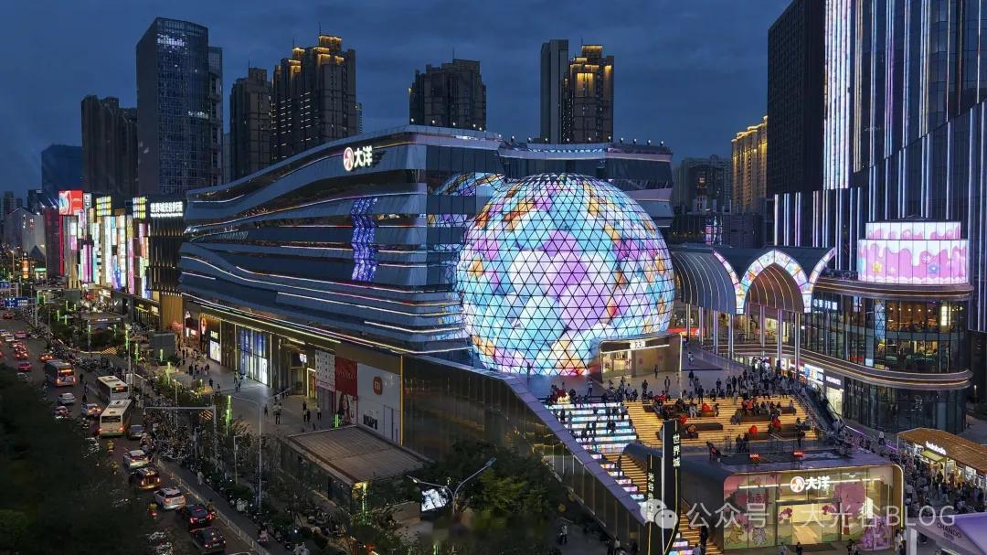 赛博风来袭！光谷步行街喷泉广场焕新，声光电水景 + 巨型机械手来了日前，世界城光
