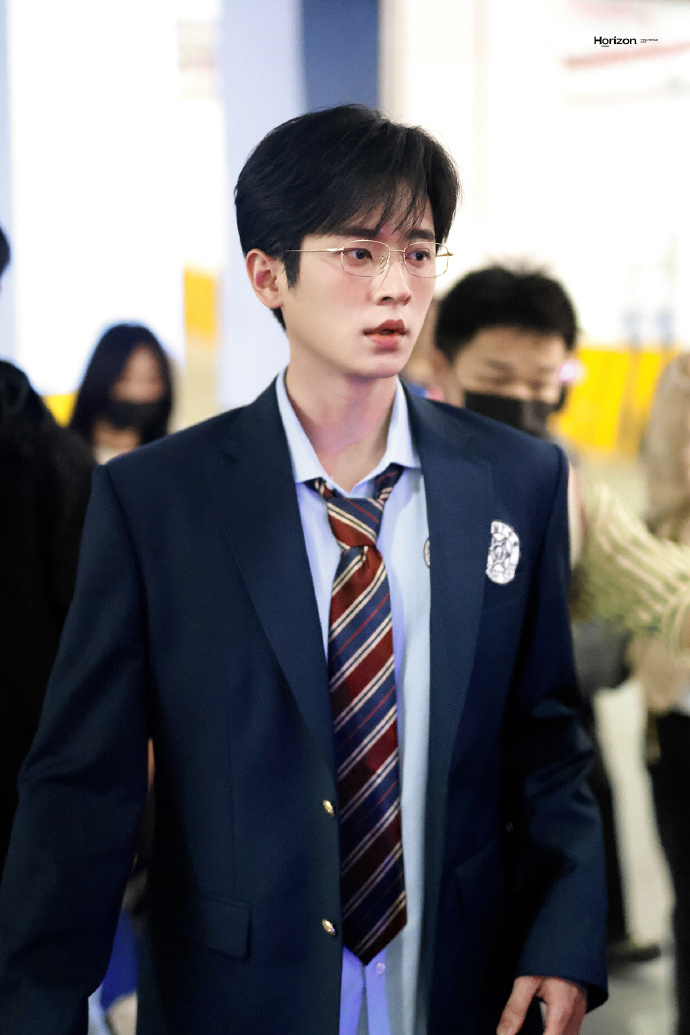 今日份#萌探探探案#   男高们上班路透🈶四个不同风格的制服帅哥哪一款是你的最