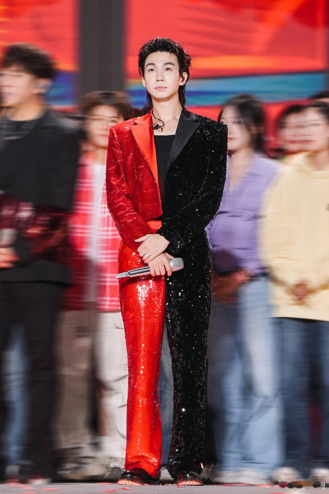 白举纲跨年舞台洗耳朵  从白举纲的跨年舞台表现，能看到他的成长与蜕变。现场稳得扎