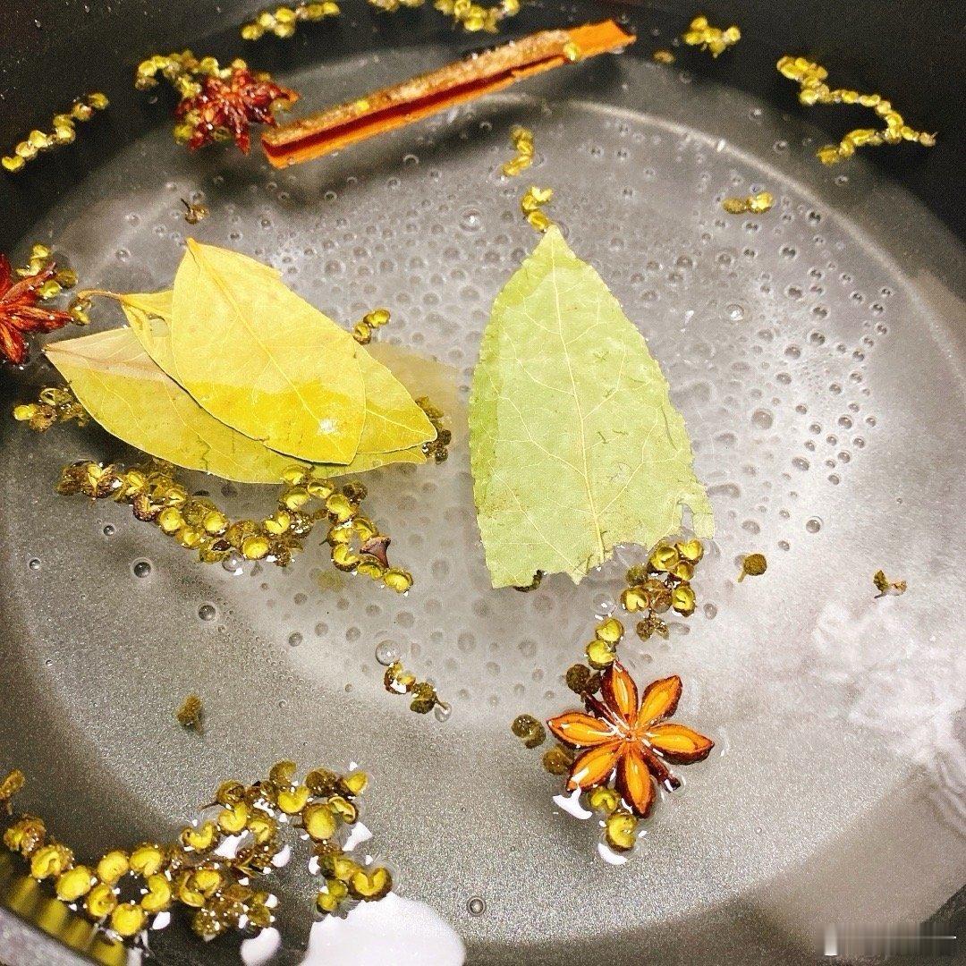 搞了一天，又做泡菜啦！冰糖花椒八角桂皮香叶！1.锅一定要没有一点油！！一定不能有