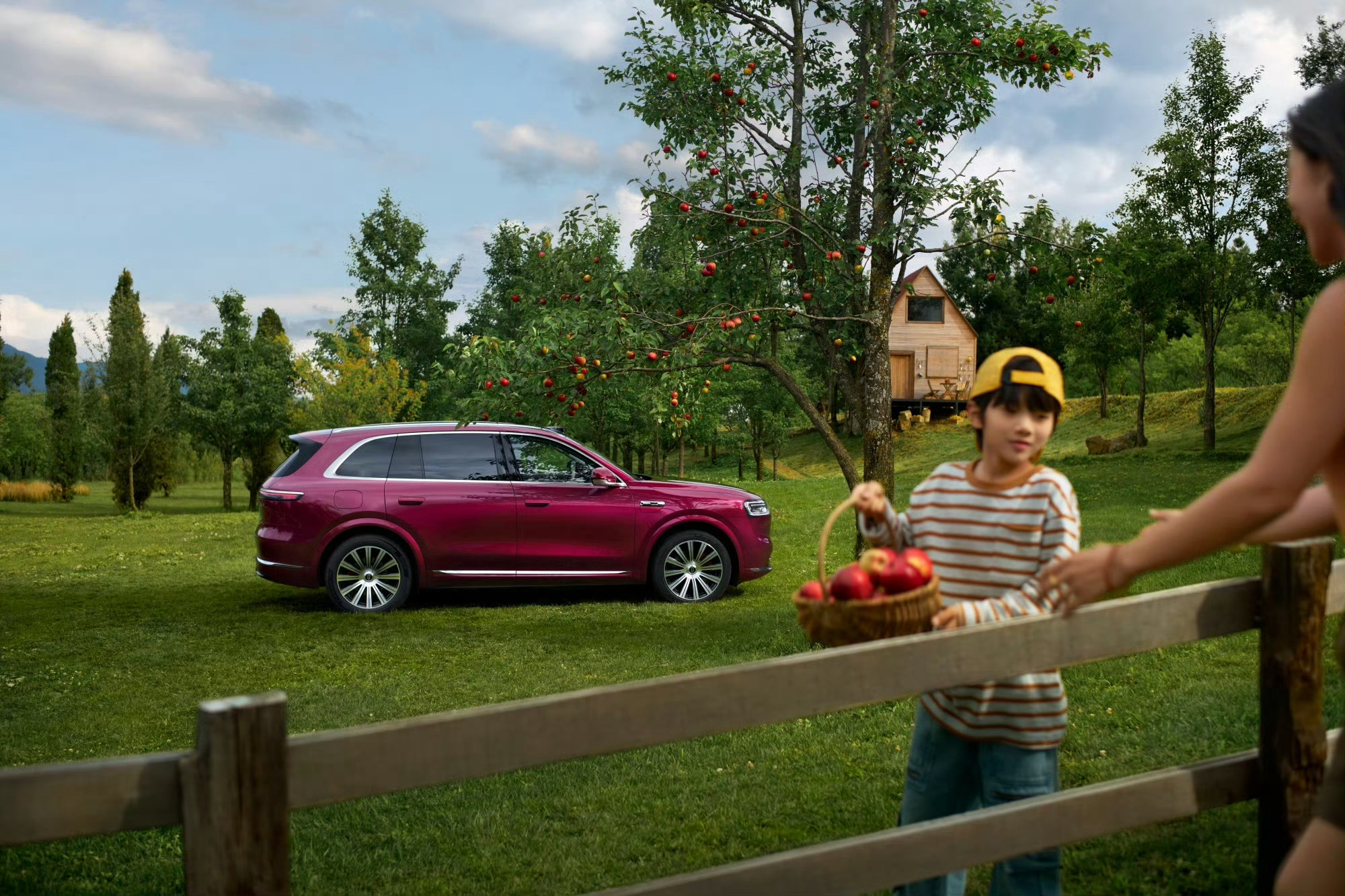 问界M7斩获C-NCAP历史最高分，荣膺超五星认证！硬核车身+9气囊全维防护，家