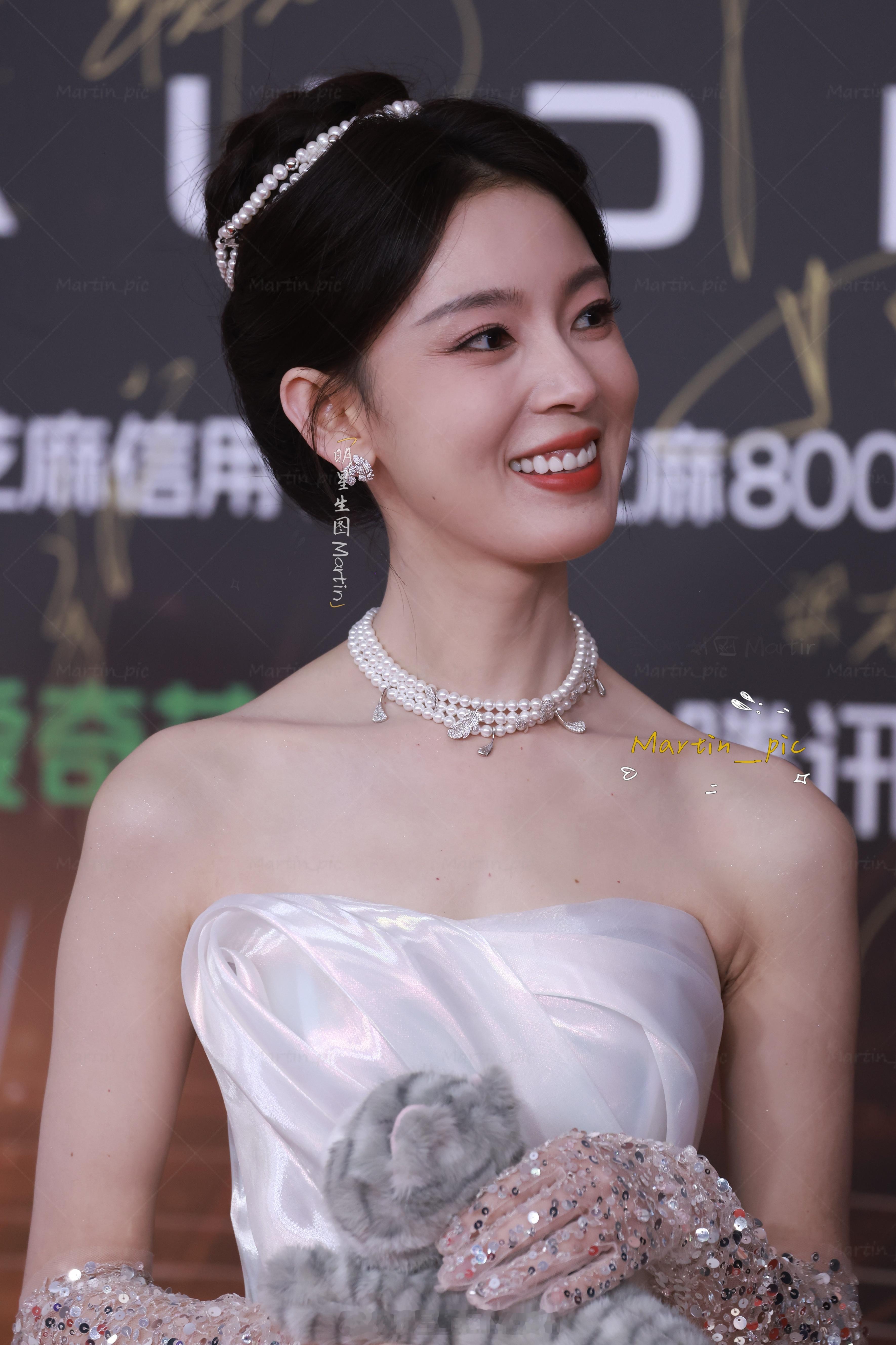 陈瑶[超话] 陈瑶微博视界大会红毯生图公主今天好闪耀[好爱哦][好爱哦][好爱哦