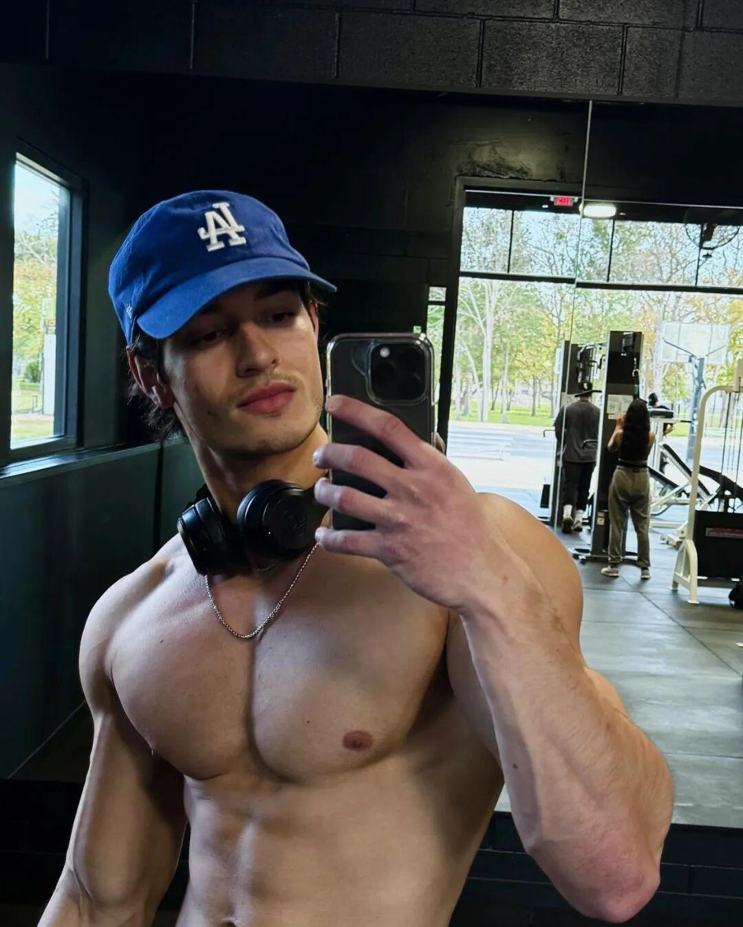 Johann Fitch生于2001年（具体生日为1月15日），现年24岁，出生