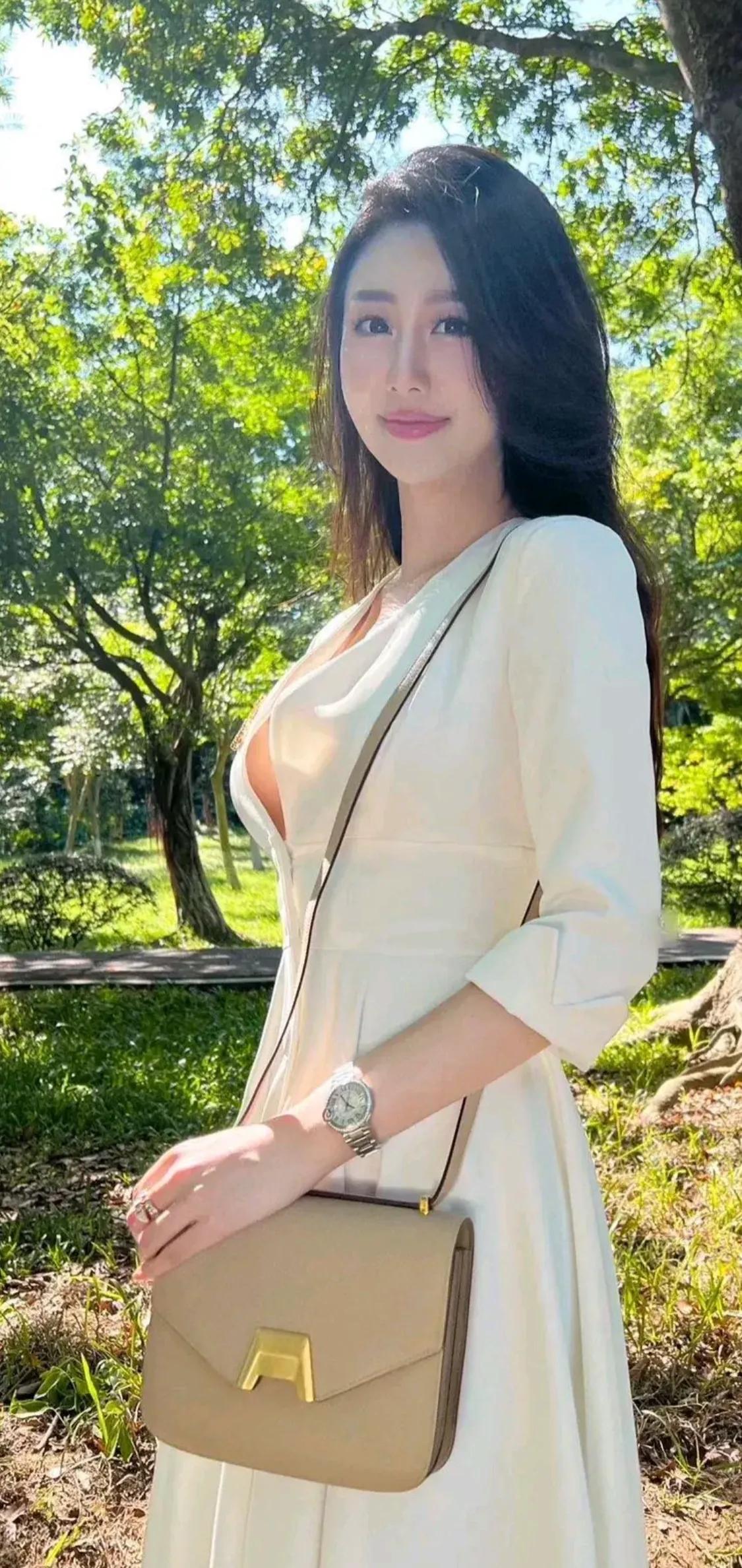 舅舅给我介绍了一个项目，我赚了27万。过年时，我给他包了一个10万元的红包，家里