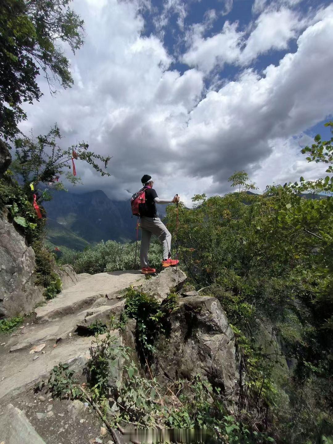 云南旅行夏天的虎跳峡是这样的！最美的季节，你准备出发了吗？[哈哈]虎跳峡徒步 ​