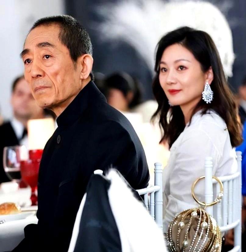 2000年，无锡陈家一开门，估计气氛就僵了。
19岁的陈婷站在门口，身边那位不是