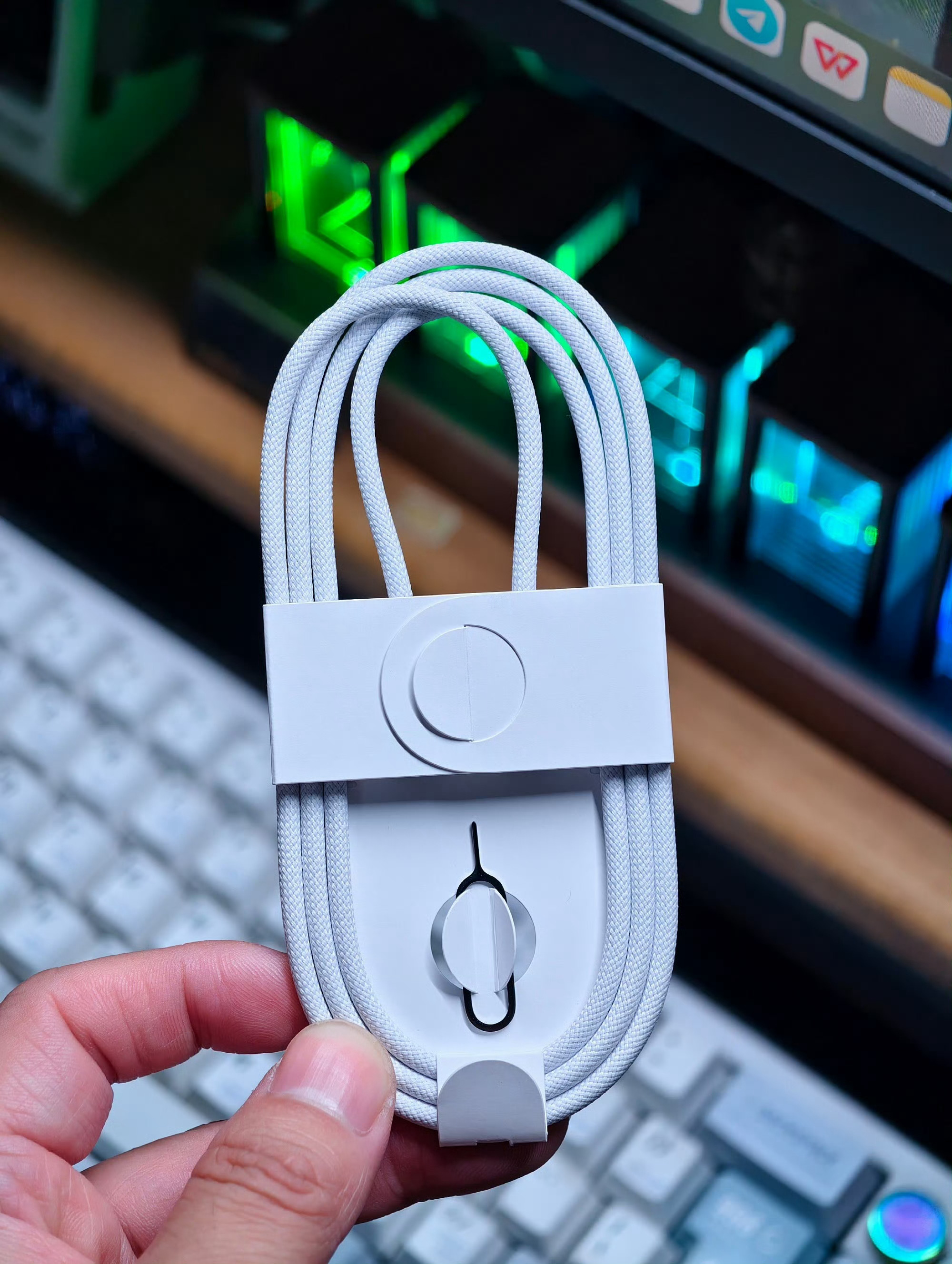 iPhone 17 Pro Max 附送的原装数据线送你们吧。点个赞就行，揪个好