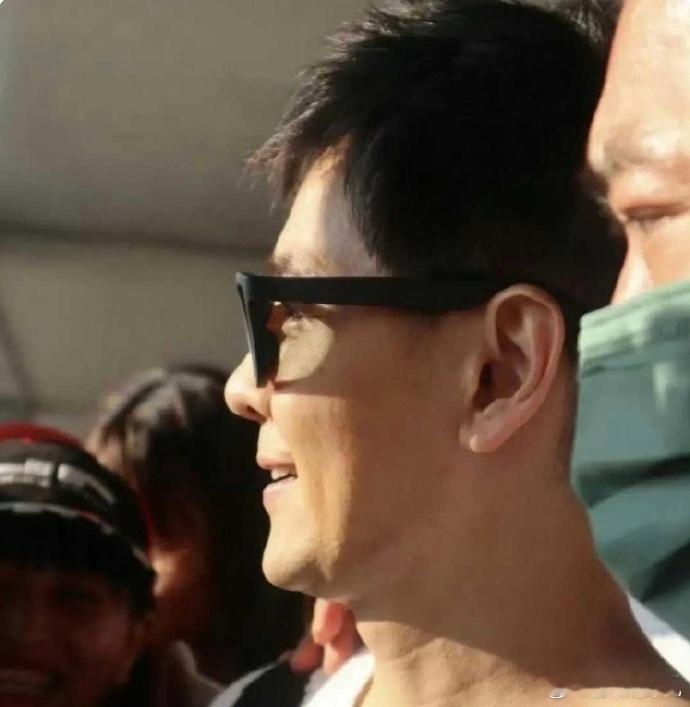 林志颖在车祸后容貌有所变化，显得苍老许多，让人感到既熟悉又陌生。 ​​​